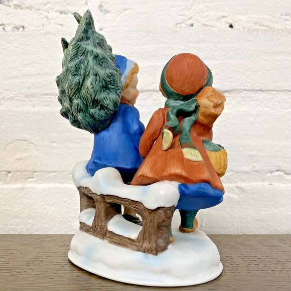 AVON Figurine Sharing The Christmas Spirit (1981) Christmas Memories 1st Edition - Picture 8 of 16